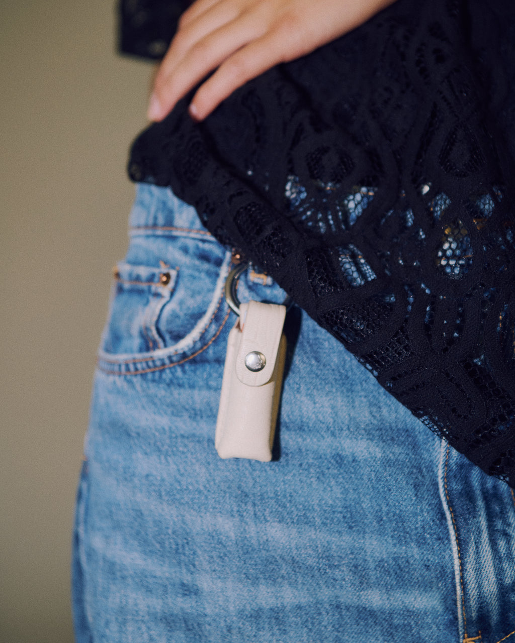 HANDBAG CHARM - CLOUD DANCER